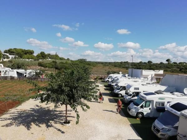 Sosta Camper La Specchia Hotel San Pietro in Bevagna Luaran gambar